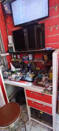 ورحمه الله وبركاته للبيع  رفوف MDF ميز عدد ٤ ميز مكتبي  ميز صيانة بورد...