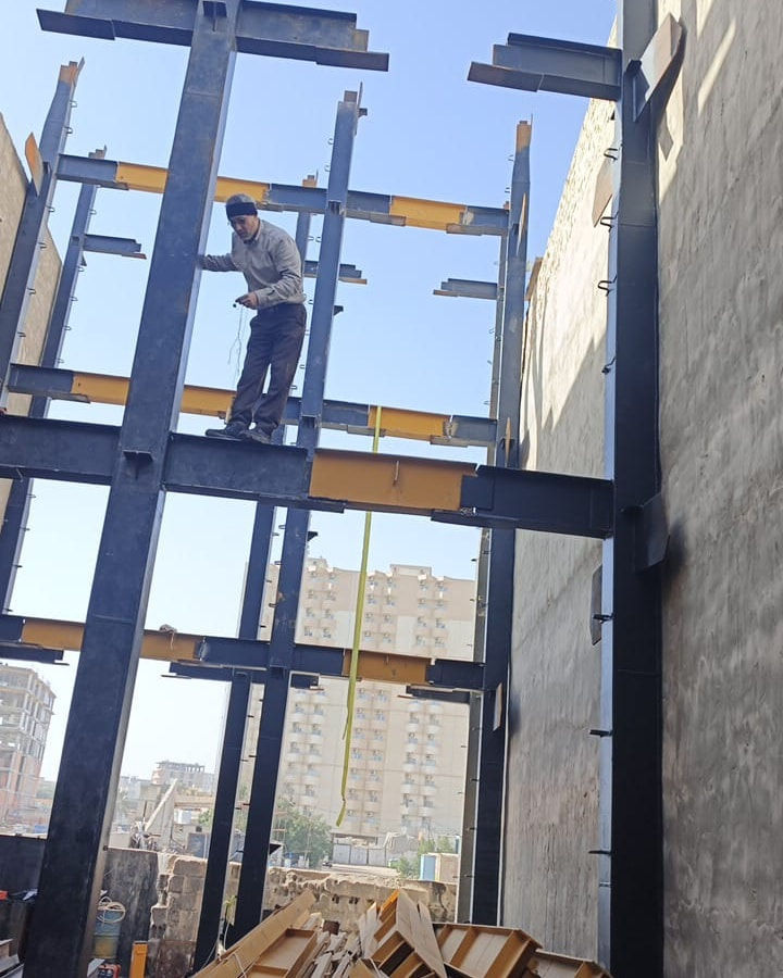 بنايه من ست طوابق بنظام ال steel structure 
منطقه الروظتين 
بواقع شقه في كل طابق ....مساحه شقه 120
مستعدون لتصميم وتنفيذ كافه الأعمال الفولاذيه مع كوادر متخصصة ..
تصميم انشائي...معماري ...ميكانيكي..كهربائي
المهندس حسنين الطباطبائي ***********
