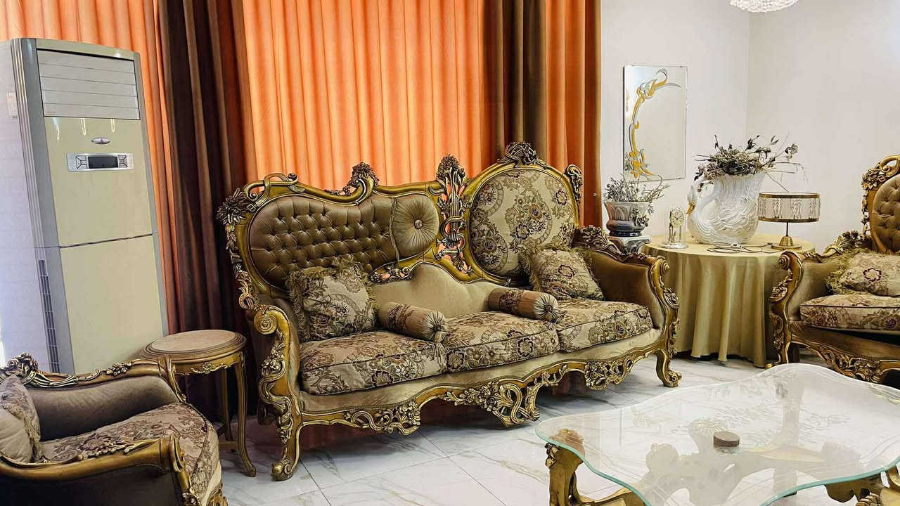 ‎للبيع تخم طراز ملكي مصري ضخم وراقي جداً 
 يتكون من قنفة عدد 2 وكراسي عدد 4 وسيت طبلات عدد 2 وميز التخم نضيف جداً بحالة ممتازة


**إذا كنت صاحب هذا الإعلان وتريد حذفه لأي سبب، رجاءا أرسل رسالة إلى الدعم الفني**