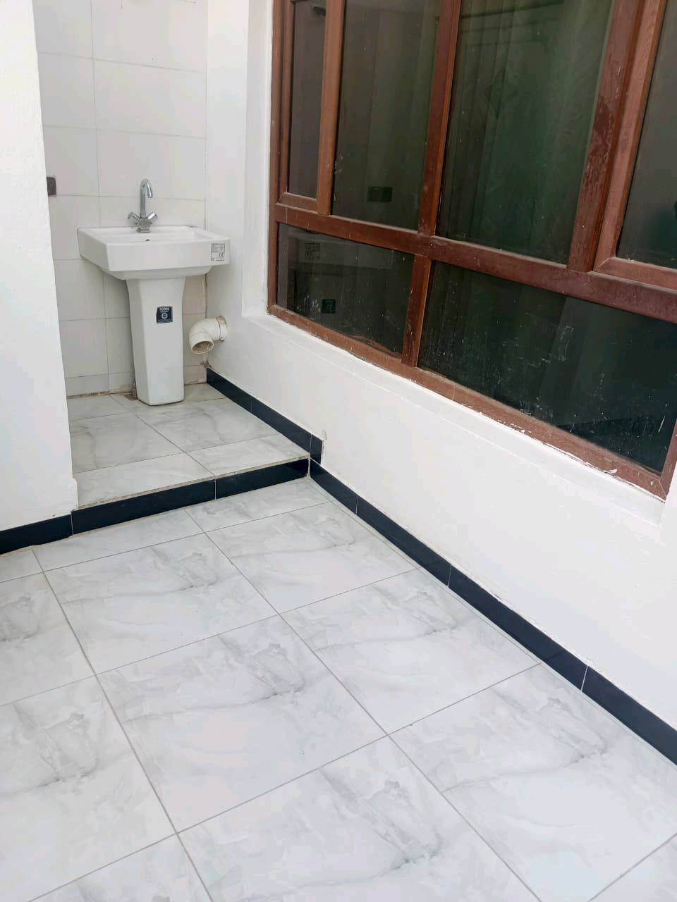 معروض للبيع بيت حديث مؤثث بالكامل بمساحة واسعة وتصميم عصري. يحتوي على غرف جلوس راقية وسلالم بأناقة عالية، مزودة بدرابزين معدني باللون الأسود والذهبي. كما يحتوي على مرافق صحية مجهزة بشكل مميز، بالإضافة إلى نوافذ واسعة تسمح بدخول الضوء الطبيعي بشكل رائع. واجهة البيت مزينة بإضاءة ليلية جذابة. هذا العقار يتمتع بجميع وسائل الراحة الضرورية ليكون منزل الأسرة المثالي.