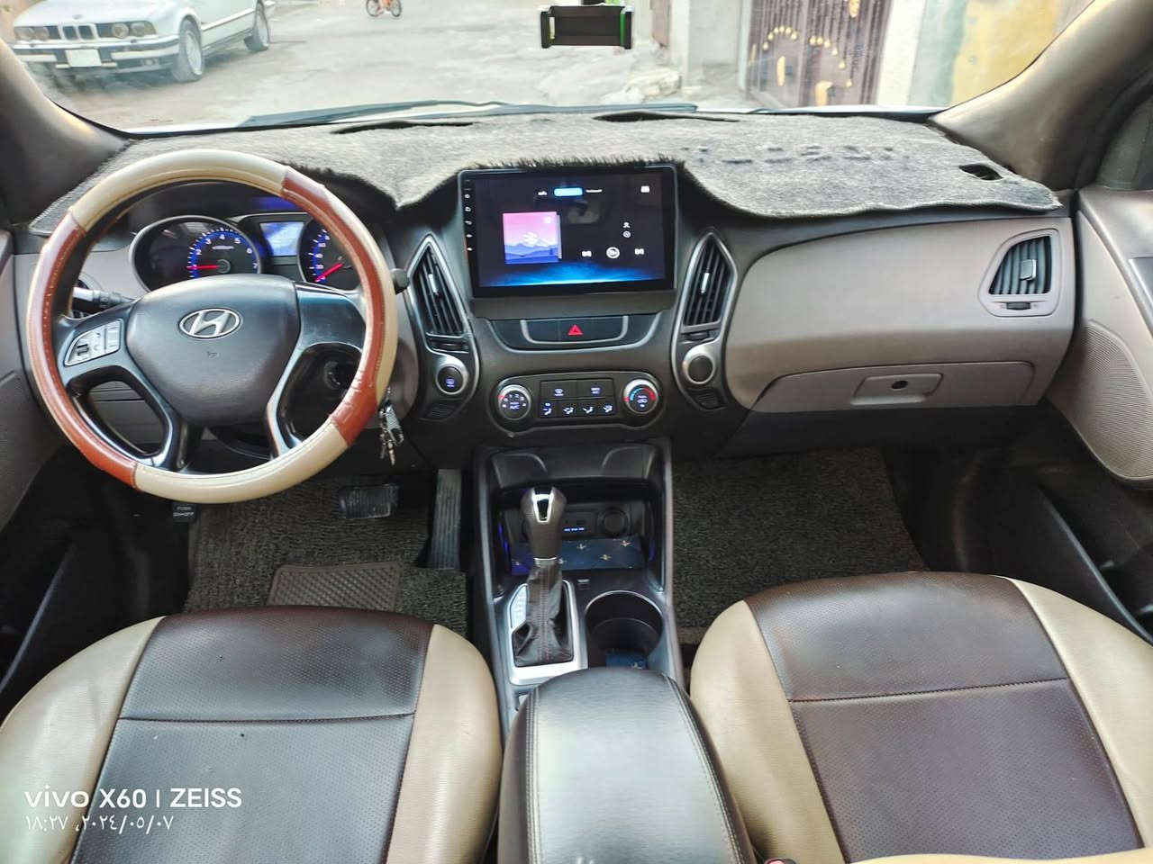 سلام عليكم توسان  موديل 15 مصبوغه عام مشروع وطني رقم تليفوني *********** السعر (105) او بيها مجال
