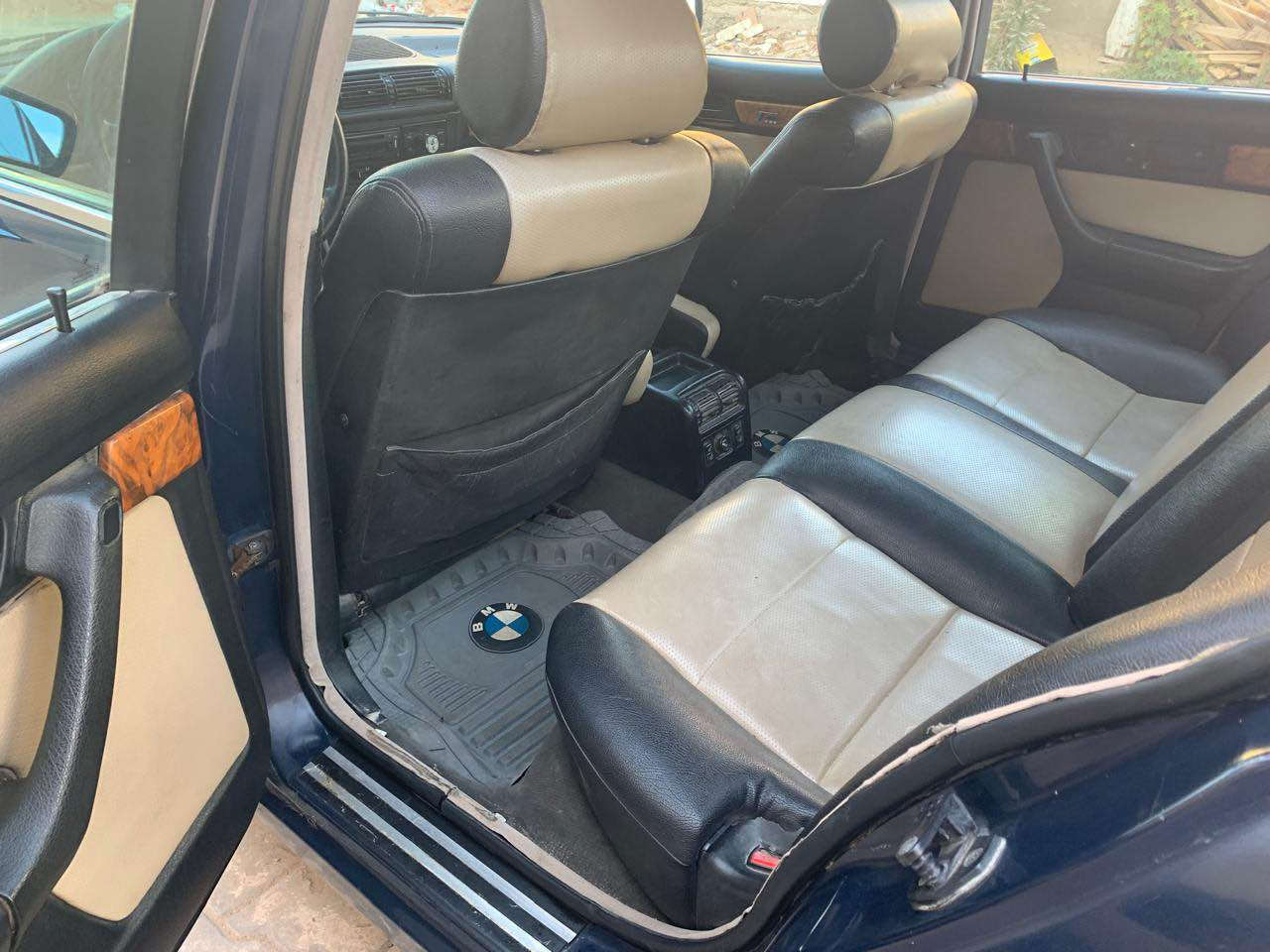 السلام عليكم 
بي ام دبليو حجم 520 اصل كير عادي موديل 94للبيع تبريد شغال محرك مابي شي حداديه عوزه شويه مصبوغه عام السياره
رقم نجف بسمي سعرها 53 ورقه وبيه مجال ومكان السياره نجف حي الجامعه 
*********** فقط للبيع. بدون مراوس النجف, العراق
