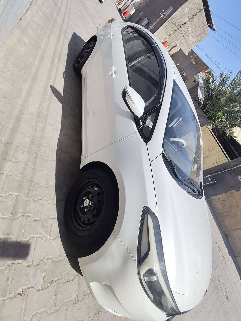 السلام عليكم
سيراتو 2017 بيه شويه صبغ بالجاملغ الامامي .الباقي كفاله سونار موجود. ماشيه 100 الف وشويه 
بيه بستم واكف .ابيع على وضعه .سعرها 125 وبيه مجال بسيط 
مكاني نجف . ***********
