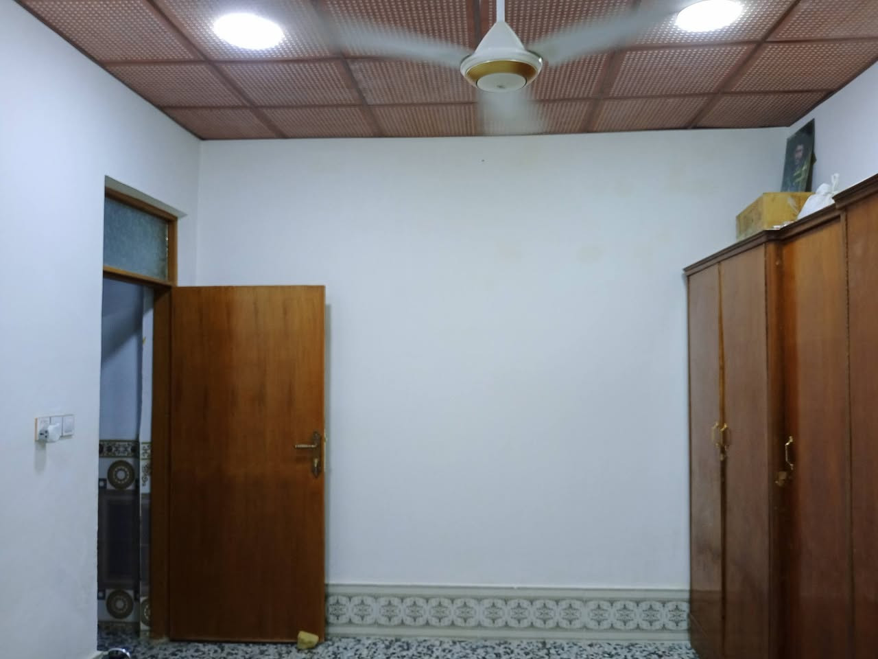للبيع بيت بالنداء م59قريب على الثانويه السيبرانيه طابق ونص كونكريت مسلح غرفتين صالتين استقبال ومطبخ كامل بدون نقص كاشي سيراميك واتساب***********
