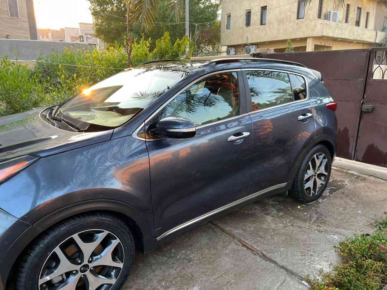 السلام عليكم كيا سبورتج SX
تيربو محرك ٢٠٠٠ Gdi بدون دوانز 
السيارة استحدام شخصي وربع متصرف عليها جداً جداً نضيفة تخم تاير صدر تبريد كله بلادي ونضيف 
وارد أمريكي رقم بغداد فول مواصفات موديل ٢٠١٨ ماشية (66) الف 
الحادث موضح بل صور
 و مكاني بغداد زيونة
 رقم ***********
المواصفات 
١-محرك (2000تيربو) 
٢- (بصمة)
٣-(بانوراما)
٤-(كشنات جلد)
٥-(رادارات جانبية وأمامية)
٦-(قرائ الطريق وتحديد مسار)
٧-(كامرى خلفيه)
٨-(شاشة كبيرة أبل كار بلي مع جي بي اس)
٩-(حساسات امامية وخلفية)
١٠-(ويل جي تي لاين)
١١-(جنطة كهرباء شفط)
١٢-(مري شفط مع اشاير بل مري)
١٣-(كشنات الأمامية كهربائية مع تدفئة وتبريد)
١٤-(فول تحكم ستيرن)
١٥-(شفتات تبترونك سبورت)
١٦-(توقف ذاتي)
١٧-(نضام نزول منحدرات)
١٨-(انظمة قيادة متعددة)
١٩-(أشارة ترحيب عند الأقتراب)
٢٠-(الأضاءة الخلفي والأمامي لد)
٢١-(الأضاءة الأمامي ديناميكية متحركة مع حركت المقود)
٢٢-(الأضاءة الداخلية لد)
٢٣-(المرايا الوسطية عاكسة للضوء)
٢٤-(سايد بريك بصمة)
٢٥-(نظام صوتي هارمن كاردن)
٢٦-(تدفئة ستيرن)
٢٧-(نظام مانع انزلاق) 
٢٨-(نقطه العمياء) 
٢٩-(نظام أوتو هولد)
سيارة خير من الله مواصفات مقاس الويل ١٩ 
  السعر (166) وبية مجال
للبيع او المراوس ب احدث 
وهذا رقم الشاصي(KNDPR3A65J7378977)
