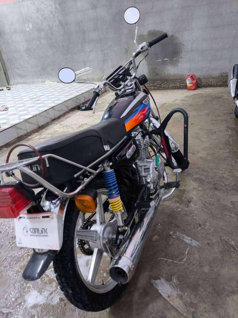 سلام عليكم دراجة سونك مديل ٢٥  دراجة كل نقص ما بيهة شوفت عينك جديدة ٤ كير    س.    ٦٥٠ مكان بغداد قرب مدية بسماية او ناحية لوحدة  الرقم. ***********
