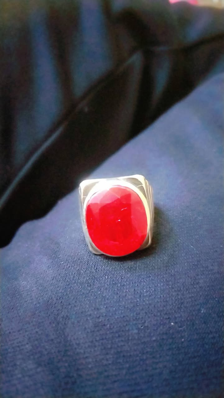 ياقوت كشميري حجم كبير صياغة ثقيلة جدآ للبيع ١٠٠ الف
***********
