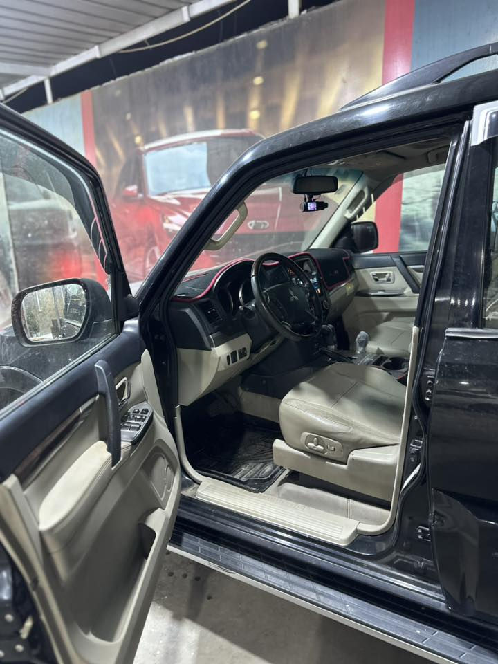 السلام عليكم باجيرو 2014 حبتور لون اسود  
(بدون حادث)مكينة 3500 المرغوب حساسات خلفية بيها صبغ (بسبب الجراد) بنيد وجاملغات وتكم وكصه القماره
فتحة قمارة سلايت 
لايت زنون 
مري كهرباء+اشاره بالمري 
فور ويل ودبل كير 
كروس سرعه 
تحكمات ستيرن 
كامره خلفيه 
ثلاث قطع تبريد 
كشنات جلد
وباقي تفاصيل الحبتور معروفه (رقم انكليزي الجديد البصره) 
صدر امامي وخلفي جديد كامله السياره مابيه اي نقص 
140$ وبيها مجال
مكاني بغداد الجديدة ***********
