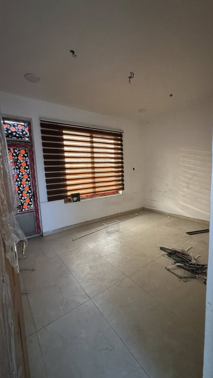 � بيت للإيجار – السيدية
• المساحة: 55 م²
 • عدد الطوابق: 3 طوابق
 • التفاصيل:�
 ◦ 3 غرف نوم
 ◦ صالة
 ◦ مطبخ
 ◦ 3 خدمات صحية
 ◦ كراج كبير 
 • 
 • الاستخدام: سكني أو تجاري
 • الموقع: السيدية – قرب جامع الكبيسي، على شارع عام رئيسي
 • سعر الإيجار: 800,000 دينار عراقي

📞 للاستفسار: ***********
🏢 الكوخ للتطوير العقاري
