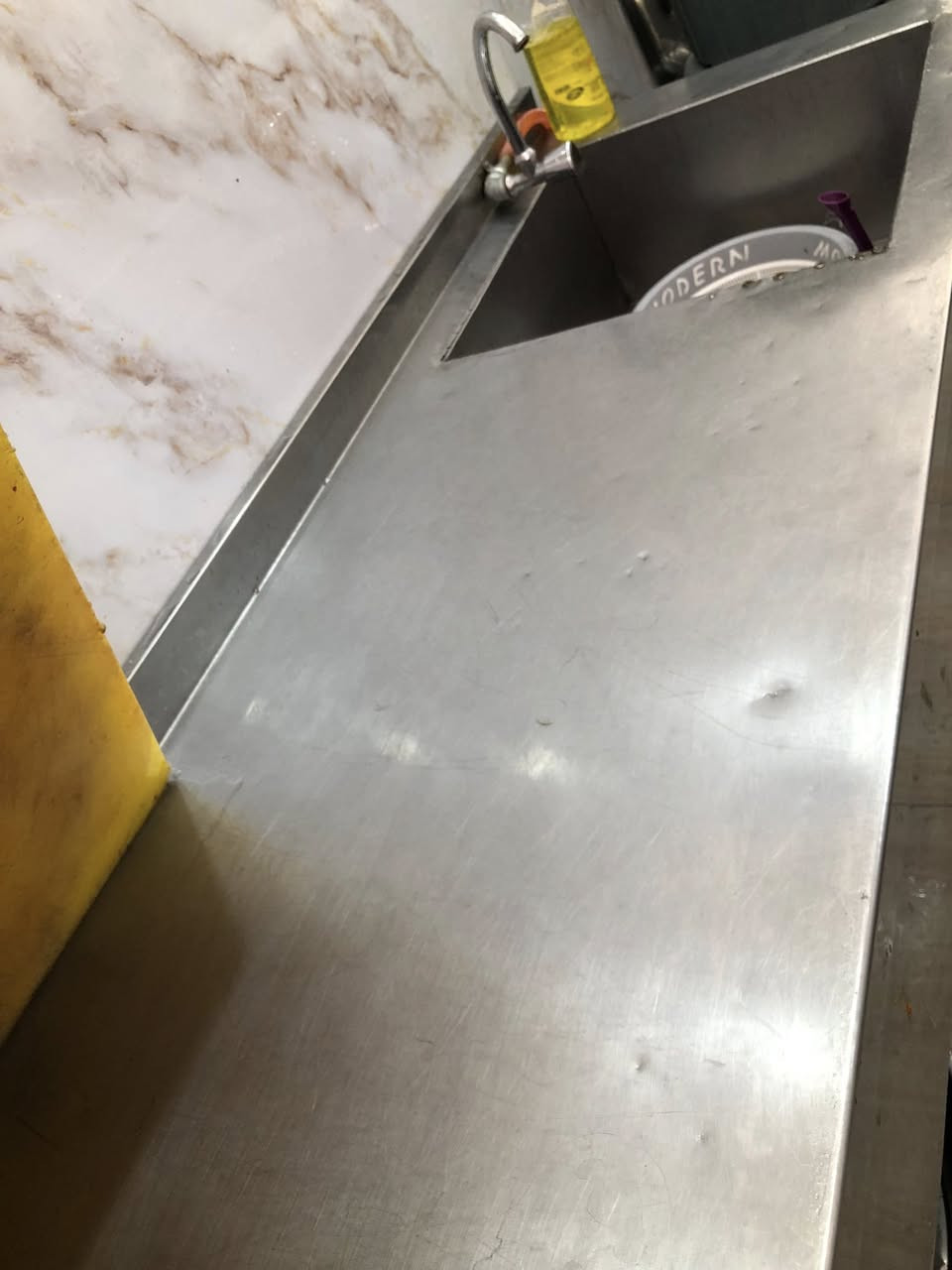 مطعم جاهز للبيع ***********
