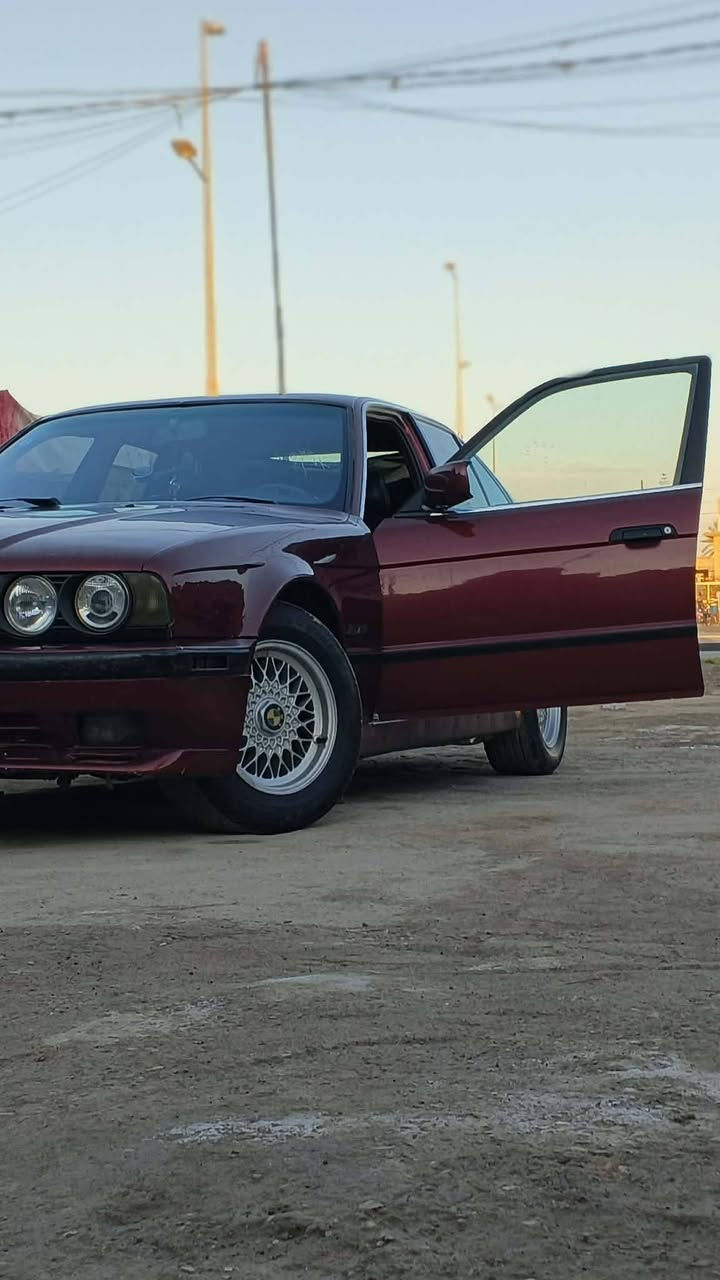 السلام عليكم بيئم 535 موديل 91
رقم انكليزي سنويه توني مجددها ب اسمي تحول ثاني يوم 

السياره كفاله كير ومكينه وكشر تخم تاير جديد 

كير اتو ماتيك فتحه شغاله 

تبريد شغال كفاله مكاني واسط  

شعدك مراوس ادخلي وتساب 

*********** وتساب او اتصال  نقص دعاميه خلفيه فقط ماكو كل نقص بعد مراوس شعدك اراوس السعر 44
