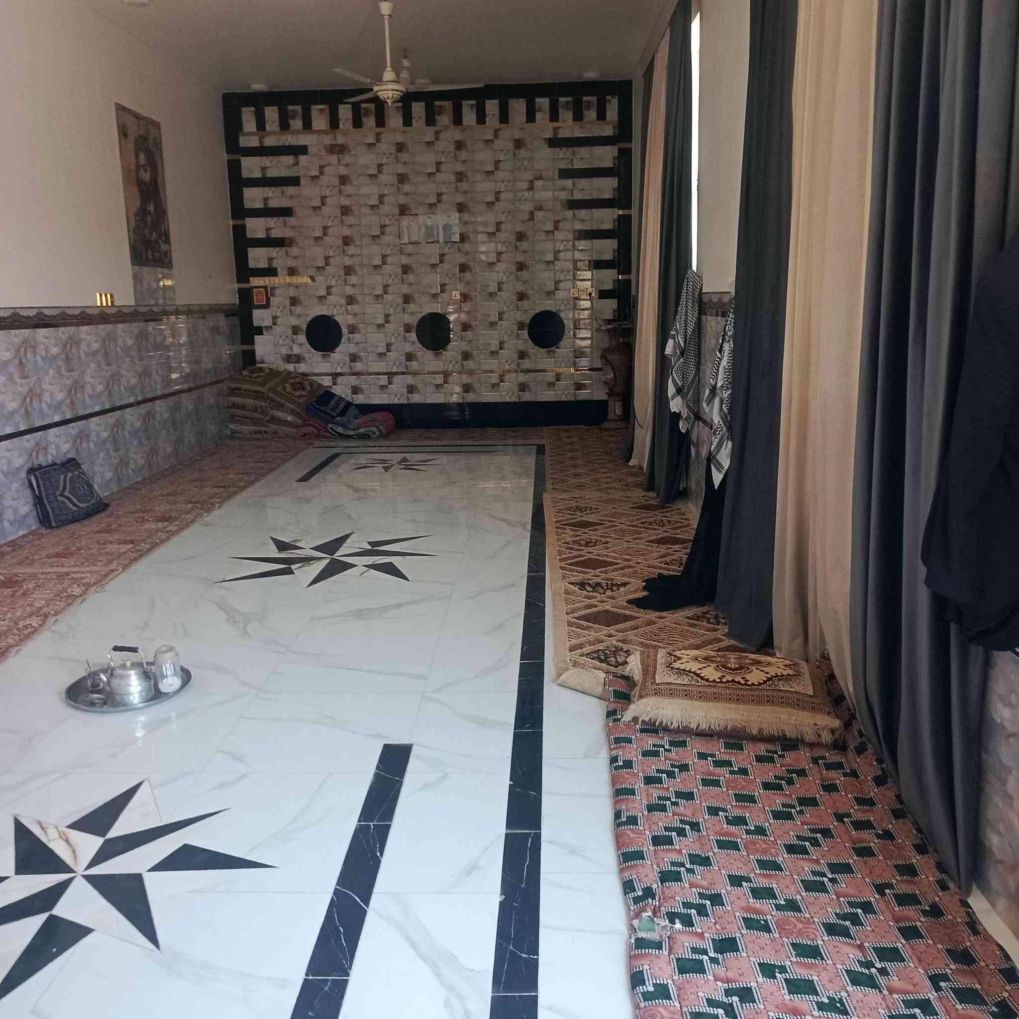 بيت معروض للبيع طابو زراعي المساح الكليه 650مساحت البنا 300بي صاله 13في4ونص بي 2غرف مساحتهن 5في4 ومطبخ5في4كامل البيت بيه بس المطبخ ما كامل المكان قضاه القاسم الجسميه قرب ملعب محمد حسون الاستفسار الاتصال عله الرقم ***********السعر خاص
