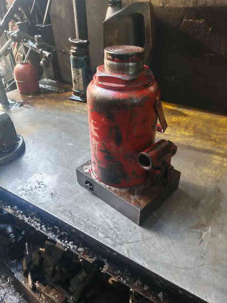 جك يدوي 50 طن صيني  مؤسسة باب اول  اخو الجديد  الجك مجفت تجفيت عام  مع ضمان  شهرين  صيانه  العنوان باب الشيخ خلف كراج النهضة ***********  يوجد خدمت توصيل لجميع المحافظات بغداد
