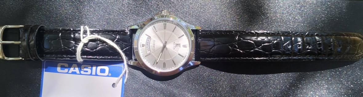 ​ساعة كاسيو الكلاسيكية - Casio MTP-E100D-1B
التصميم:  (Stainless Steel)
مقاومة الماء: مصممة بمعيار 5 ATM،
​نوع الحركة: كوارتز (Quartz) يابانية
الموديل: Casio MTP-E100D-1B
وبيه ضمان والحب يتفضل خاص يشوف المكينه اصليه 
سعر(30)على الاول تم


**إذا كنت صاحب هذا الإعلان وتريد حذفه لأي سبب، رجاءا أرسل رسالة إلى الدعم الفني**