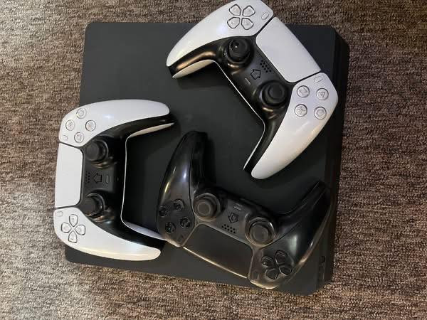 بليستيشن 4
سلم 
1 تيرة 
مع 3 جوستكات 
*الجوستكات بلي4 بس القطعة الخارجية شكل بلي5 
الي يريدة يتواصل على هذا الرقم ***********
مكان بغداد
