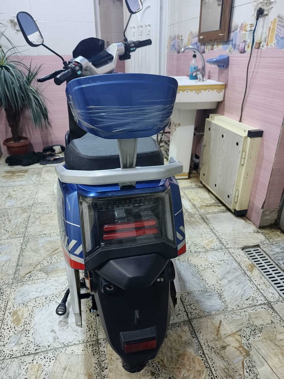 السلام عليكم
دراجة شحن سكنس للبيع 🔥💙
سرعة 80 
بلوتوث
6بطاريات 32امبير
 ملاحضة/بيهة ضرر بسيط بل صفاح
السعر 625 وبيهة مجال للشراي الاتصال على هاذ على هاذ الرقم ***********
