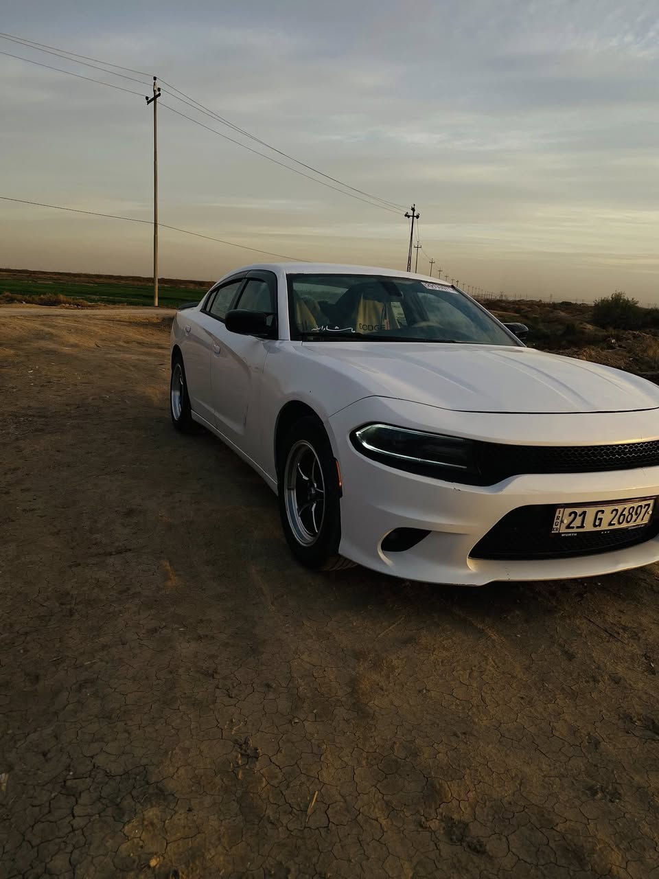 السلام عليكم جارجر 2016 وارد امريكي sxt للبيع رقم سليمانيه باسمي  ماشيه 97 وكسور السياره ما مشتغله خط حادثها  جاملغ امامي وربع الباب الامامي وباب خلفي مبدل للاستفسار اتصل*********** مكاني بغداد
