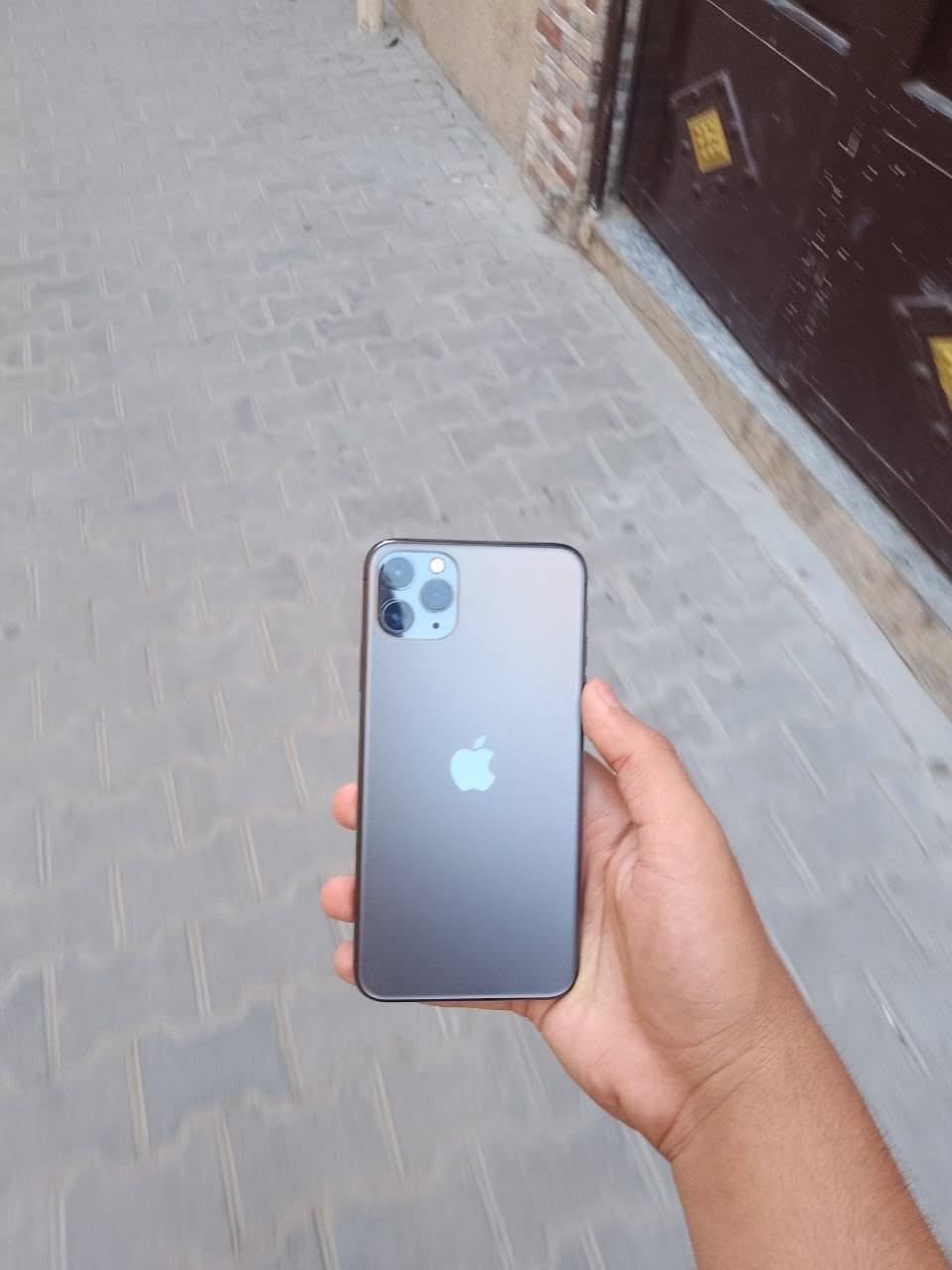 11 برو ماكس ذاكره 256 قويه كل بطاريه 81 ومامزوده ولا مستبدله ويا كيبل شحن مالته ب370 الف وبي مجال  ***********واتساب خط
