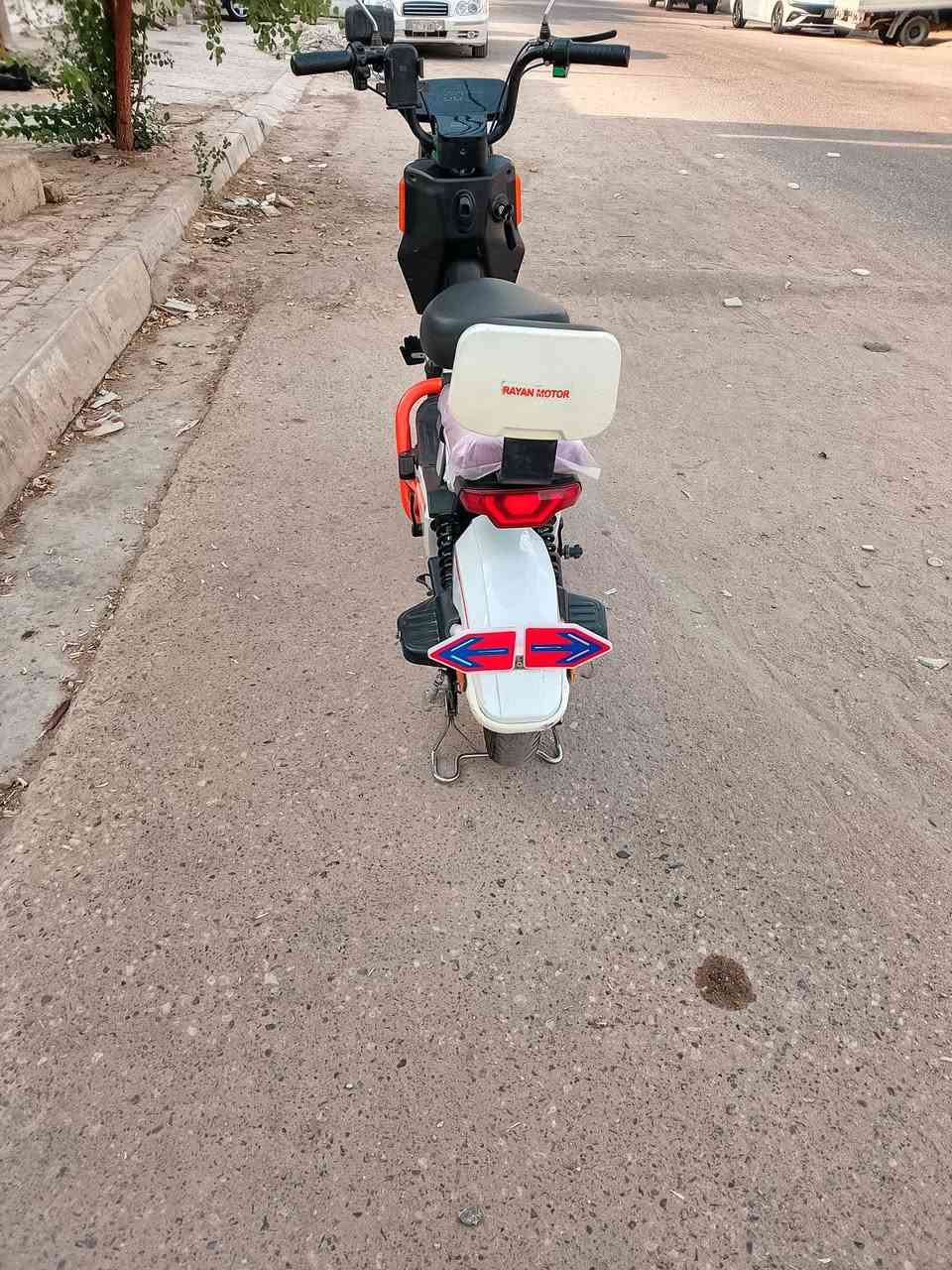 سلام عليكم للبيع دراجه شحن موديل 25 البيع 4 بطاريات بعده على وضع االشركه اي نقص  مابيه صارله شهرين من طلعته من المعرض شركت الريان اتمشيك 45 كيلو سرعه 50 حقيقي سعر 325 وبيه مجال مكاني بكربلاء رقم الهاتف رقم الواتساب ***********3.  ***********
