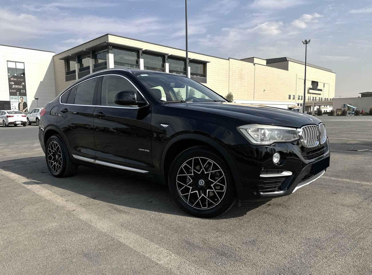 بي ام دبليو 2015 BMW x4 وارد خليجي
 وكالة العروش مكفولة كفالة عامة 
من الصبغ والضرر والتبديل 
مواصفات فول حيل جديدة ونظيفة 
 محرك اربعة سلندر Twin Power Turbo
سلايد روف  خمس كامرات 360 
حساسات خلفية امامية ولايت وبك لايت LED 
بصمة تشغيل وانارة ترحيب وصندوق كهرباء ومري جانبية متحركة كهرباء نظام X Drive مع ذاكرة خزن شاشة كبيرة للاعطال وثلاث انظمة للقيادة 
رقم اربيل بأسمي شخصيآ 
فحص وهزة وارقام وسنوية كله جديد
ماشية 135 الف

للاتصال
*********** أربيل, العراق
