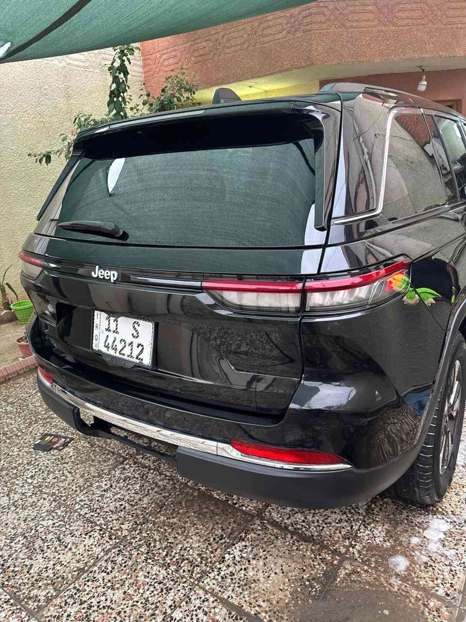 2024  Jeep Grand Cherokee 4XE sport
بلك ان 🔴كهرباء 🔴 بانزين 🔴 هايبرد

عداد المسافات 15 الف 

اللون اسود 

المحرك هجين يولد قوة 375 حصانًا وعزم دوران يصل 637 نيوتن.متر، وتجمع بين الأداء على الطرق الوعرة والدفع الهجين. من أبرز مواصفاتها نظام دفع رباعي متقدم، وتعليق هوائي قابل للتعديل مع خلوص أرضي يصل إلى 11.3 بوصة، ومانع للانقلاب قابل للفصل، بالإضافة إلى مقصورة داخلية فاخرة وشاشات متعددة. 

القوة والأداء

• نظام التعليق : جكات جوبلس رفع السيارة

• تحتوي على 5 انضمه للقيادة

• مستشعرات الركن: أمامية وخلفية مع كاميرا خلفية عالية الجودة.

• المحرك : محرك بنزين توربيني رباعي الأسطوانات سعة 2.0 لتر مع محرك كهربائي (نظام هجين).

• القوة: 375 حصانًا.

• عزم الدوران: 637 نيوتن.متر.

• التسارع: 0-100 كم/ساعة في 5.3 ثانية.

• ناقل الحركة: أوتوماتيكي بـ 8 سرعات. 

القدرات على الطرق الوعرة

• نظام الدفع: نظام دفع رباعي Quadra-Drive II متقدم مع قفل تفاضلي إلكتروني محدود الانزلاق.

• نظام التعليق: تعليق هوائي قابل للتعديل Quadra-Lift يسمح بزيادة الخلوص الأرضي.

• منع الانقلاب: قابل للفصل لتحسين حركة العجلات على التضاريس الصعبة. 

• المقاعد: جلدية مع لمسات مخمل وسداسية باللون الأزرق.

• نظام المعلومات والترفيه: شاشة لمس Uconnect 5 بقياس 10.1 بوصة مع دعم لاسلكي لـ Apple CarPlay و Android Auto.

• الشاشة الأمامية: متوفرة بخيار شاشة عرض رأسية (Head-Up Display).

• الكامرات : كامرة امامية وخلفية

• نظام الصوت: نظام صوت ماكنتوش عالي الجودة متوفر بخيار 19 مكبر صوت.

• ميزات إضافية: مصابيح ضباب، مقعد سائق ومرايا قابلة للتعديل كهربائياً، وباب خلفي كهربائي. 

• عجلات قياس 18 بوصة.

• مساعدة القيادة النشطة: نظام قيادة آلي بدون استخدام اليدين على بعض الطرق السريعة.

حادثها موضح بلصور والسيارة رقمها بغداد باسمي 
والسعر 350 
مكان السيارة بغداد 
الاتصال على الرقم

 ***********
