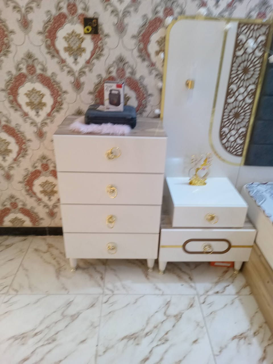 غرفة اخشاب تركي جديده للبيع مع تلفزيون بلازما حجم 32 مع ميز ونامو مع بوري وياه واسلاك للاستفسار عن السعر  ***********
