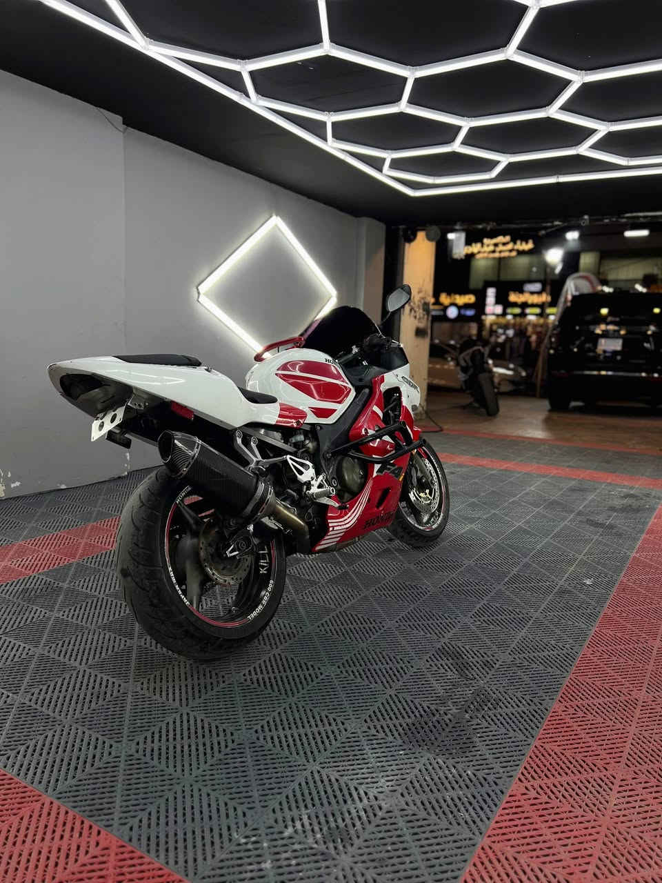 سلام عليكم 
هوندا F4i 600c
موديل 2004 ماشيه 33 الف 
اوراق سكنر منضومة زينون 90 W سبايدر تانكي درع جانبي اصلي حمايه مري بلادي اصلي اكزوز اكرو بفك كاربون فايبر وياله موشمه اصلي + وشومات خارجيه دشبول كله شغال دراجه كفالة عامه تجي وشوف بعينك ادامه جديدة يعني شغل وطلع سعر 24 ورقة وبيها مجال للشراي رقم الهاتف *********** بي واتساب مكاني بغداد الغزالية
