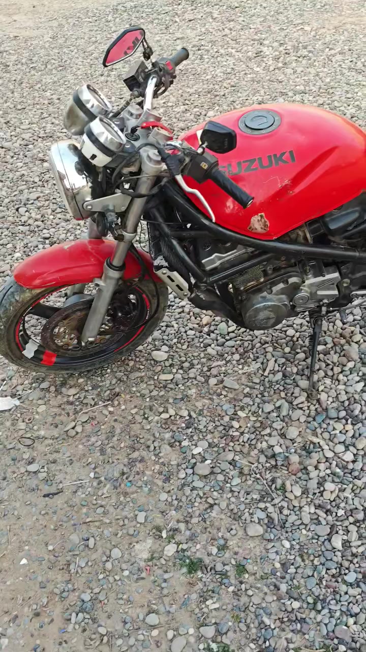 السلام عليكم باندا محرك 400 للبيع كامل مكمله سويتلها ادامه كامله البارحه ( بدلت باتري وكتف شحن ودهن ونضفت الراديتر كهربائيات كلها شغاله ضو بك لايت والعداد شغال والبريكات شغاله كامله بس تصوق رايدها ب750 وبيها مجال  وهذا الرقم ***********
