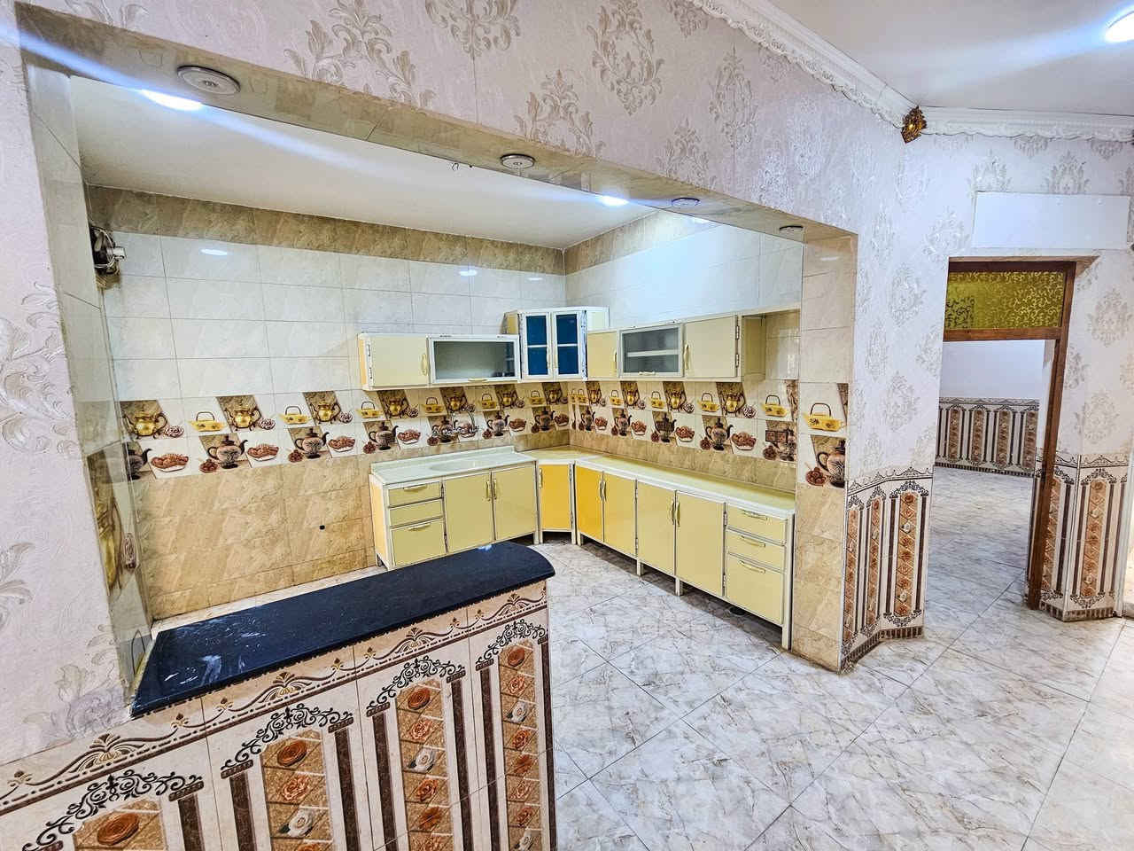 السلام عليكم 
دار ٢٠٠م للبيع 
في الكوت المربع الذهبي زين القوس طابو صرف 
امام شارع ١٥ م وامام اكبر الساحات في المنطقه وايضا  بقرب  اربع مدارس ابتدائيه ومتوسطه واعداديه اتصال فقط ***********
