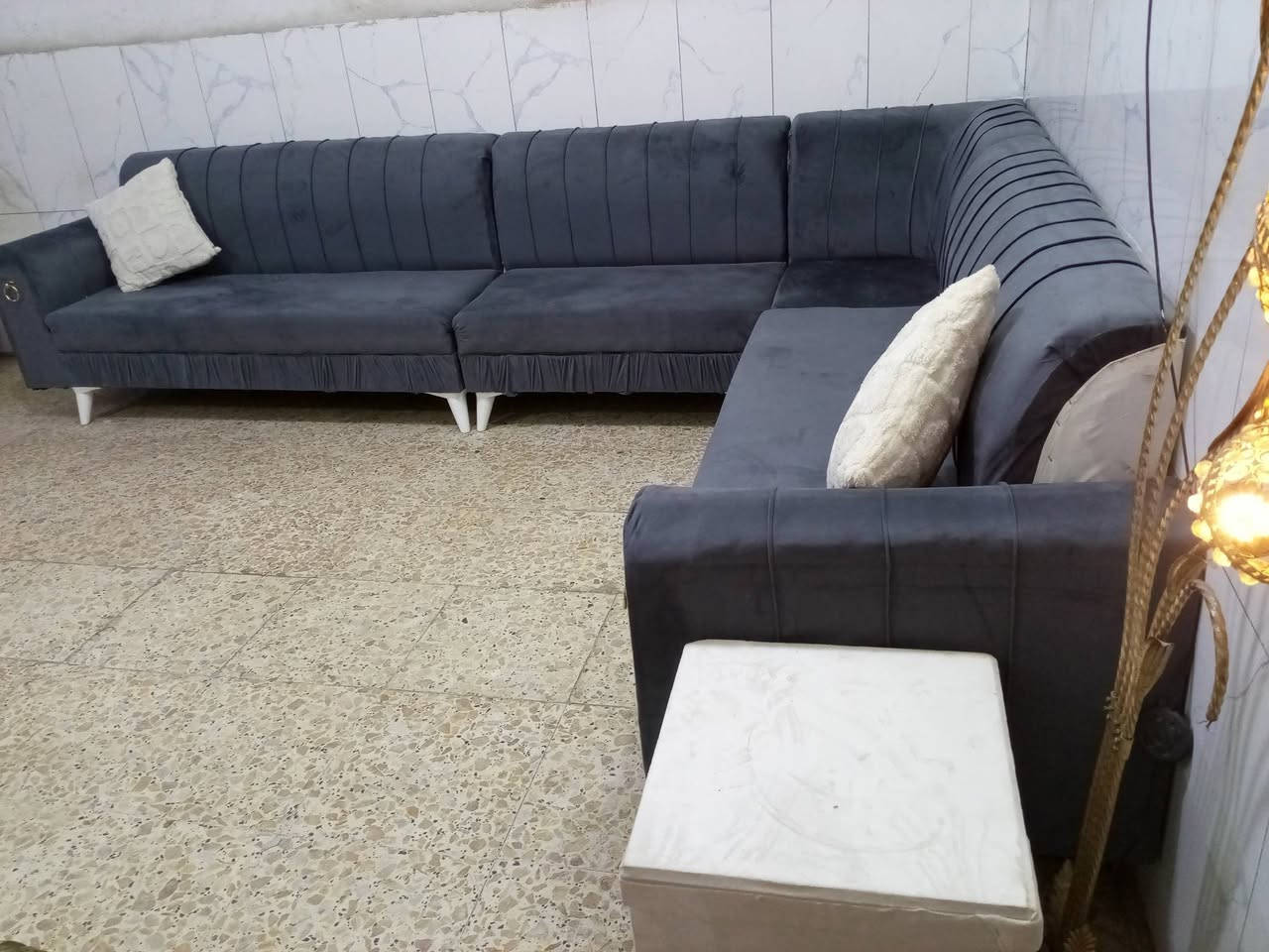 ديوان نظيف جدا 9مقاعد ب200الف وبي مجال المكان الوشاش *********** يوجد توصيل بكروة  يوجد واتس اب
