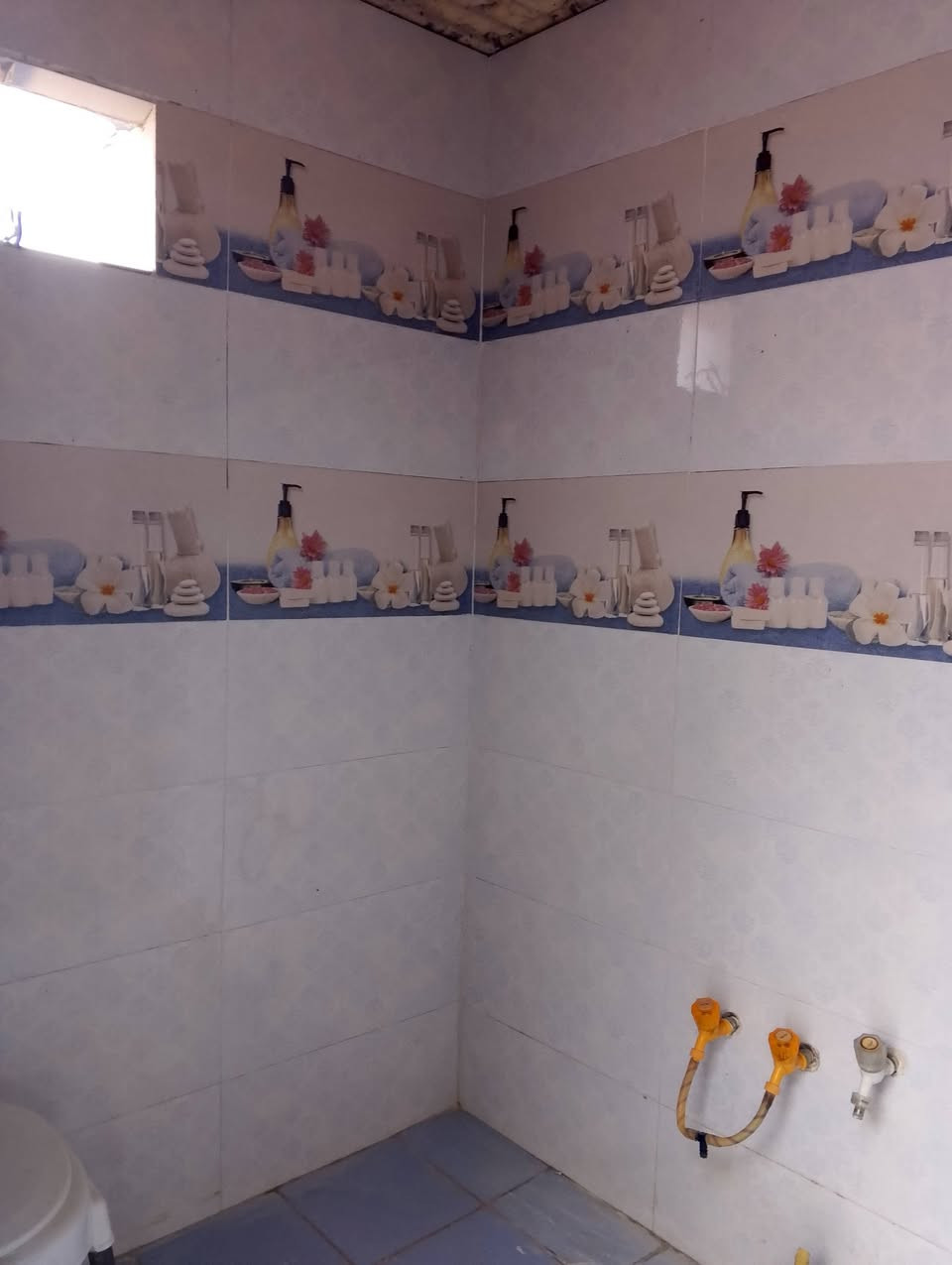 بيت زراعي للبيع في ناحيةاورازيدينا وفيه قرب مدرسة صفي الدين نهاية الشارع التبليط البناء ابلوك شمال المساحه170متر غرفتي نوم وصال ومطبخ حمام خارجي وداخلي استقبال نقص بيتونه ودرج معه وصل بلديه ومجاري ثقيل وكيبل ضوءي وجيع الخدمات الاتصال على الرقم ***********واتساب اتصال فقط
