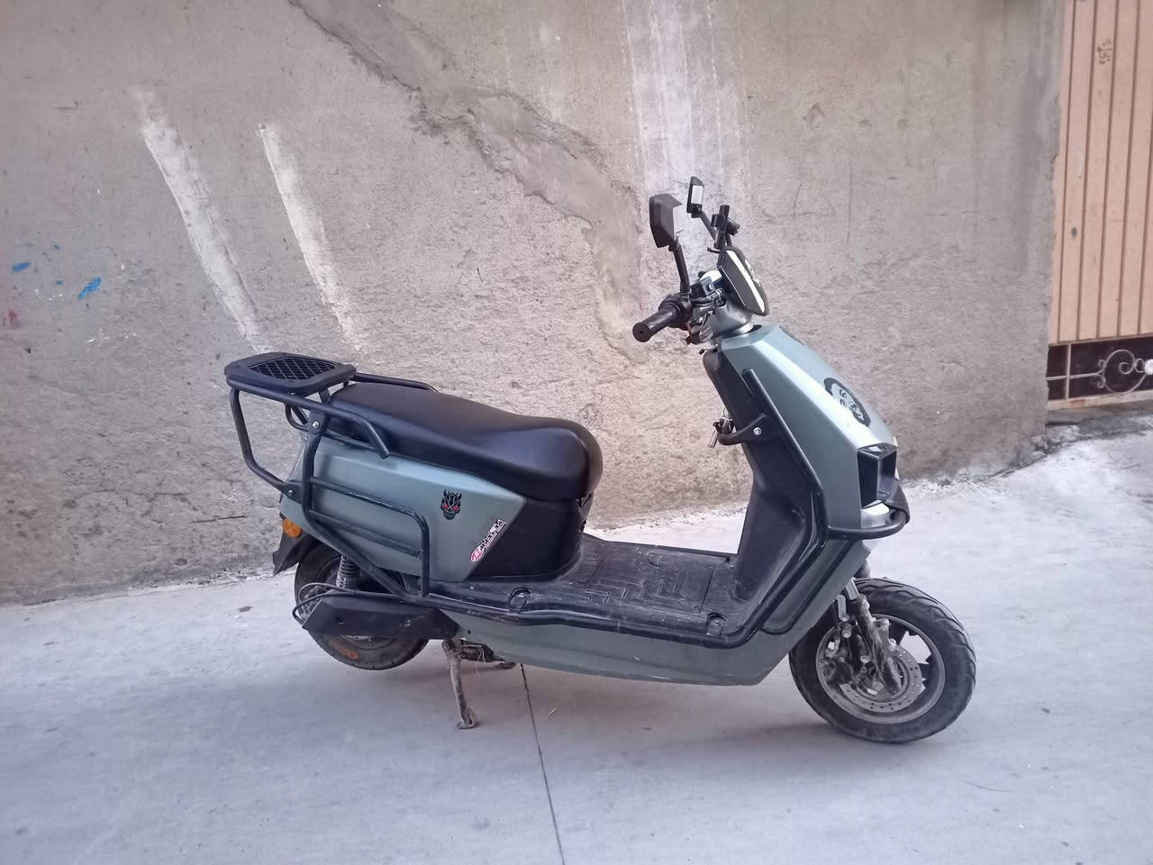 السلام عليكم 
عندي هاي الدراجه الكهربائيه 
يسموها (وحش الكون . المدرع) 
فول المواصفات معروفه 
1 ملف 2500
2 لايت LED
2 البطارية 6 مصطرا  
بيها نقص 3 بطارية منتهى 
يرادله تبديل ابيع علي وضعيتها فحم 
الدراجه شغالا كدام العين 
السعر 325 بي مجال بسيط 
تواصل واتساب (***********)
يرحم والديكم لا تكسرون بالحلال
