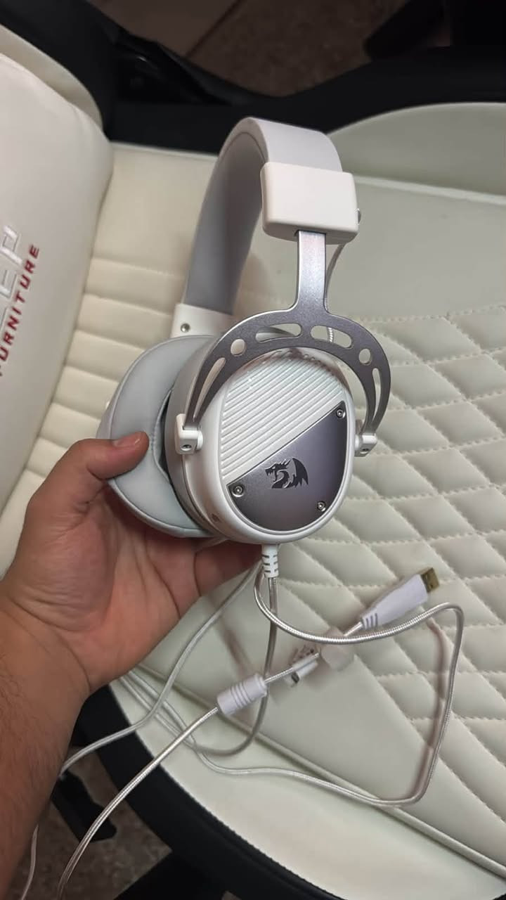 للبيع 👇

🖱️ ماوس Pulsar X2 Transparent Edition ويه قاعدة شحن. 20

⌨️ كيبورد ميكانيكي Redragon. 15 

🎧 سماعة Redragon سلكية لون أبيض. 35 

كلهن مستخدمات استخدام سبوع وحالتهن ممتازة، وما بيهن أي مشاكل يعني اخت الجديده 

موجود توصيل 
واتساب ***********
