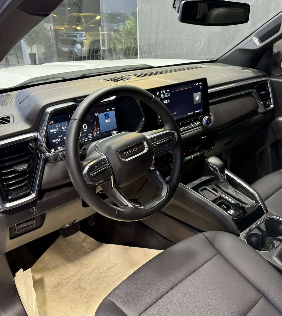 GMC Canyon 
2024 Elevation 
4i - 2.7T - 4x2

بسمە و شغال
شاشە کبیر
٤ کامیرە
لایت لید
بگ لایت لید
کوشینات جلد و کهرابایی
کوشینات هیتر
گیج الکترونی
رادار
ئوتو ستوب
ویل ١٨

11.000 mile
بدون صبغ
سعر 325 ورقە

معرض ( مەدینە ) اربیل شارع ١٠٠م
0750 261 2500
0772 665 1010
