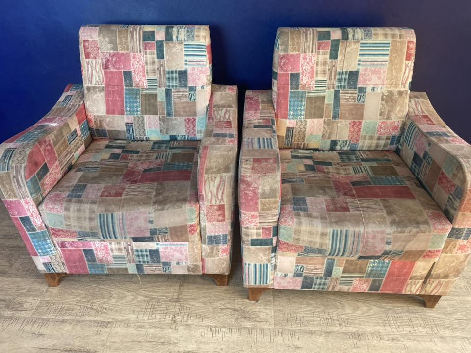 #للبيع
كاونتر خشب ثقيل مع سنك وغطاء مرمر ٧ باب 
كراسي عدد ٢
ارضية مطاطية للالعاب الخارجية عدد ٦٤ قطعة 
للمعلومات التواصل عالرقم 
***********
