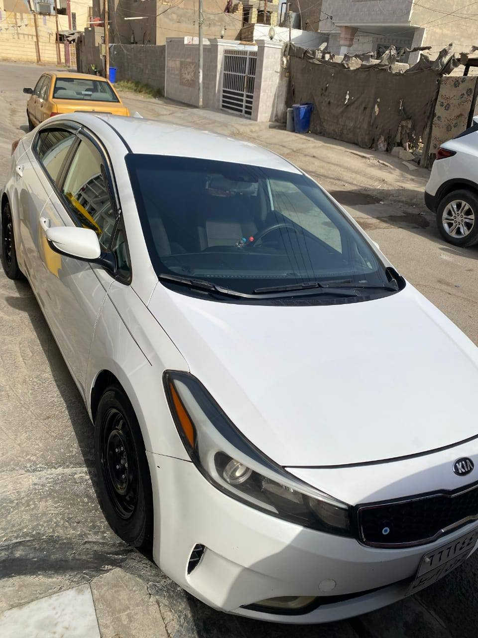 السلام عليكم سياره فورتي موديل ١٨  
وارد امريكي 
حادثها فقط خشم وبنيد وتبديل جاملغ بالعراق اصلي بلادي رقم اربيل 
نص فول تحكم جهتين وكامره وشاشه نظام ايكو وسبورت كير ايتي بلادي منظومة زنون تخم تاير جديد حداديه جديده 
للتواصل ***********
