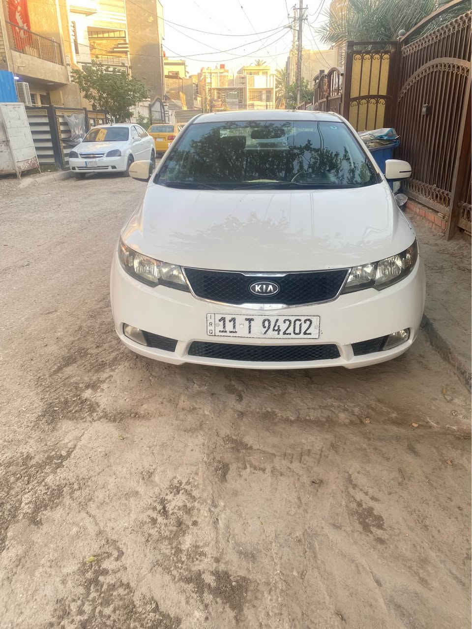 للبيع كيا سيراتو فول مواصفات خليجي مديل 2011 
مكينه وكير مكفولات بيها حادث بدون دواخل جامرلغ وبنيد جهة اليمنه بدون دواخل شاصي لغد مكفولات بدون ايرباك وبيها صبغ بابين السايق والوراها على كد شخط مو كلها موضح بالصوره 
مكينه 1600 دوش 
كير AT
سلايد 
كامره تحكم ستيرن 
اشاير بالمري شاشه اندرويد 
سلايد طكتين 
السعر 89 وبيها مجال جدا بسيط 
التواصل *********** بغداد, العراق
