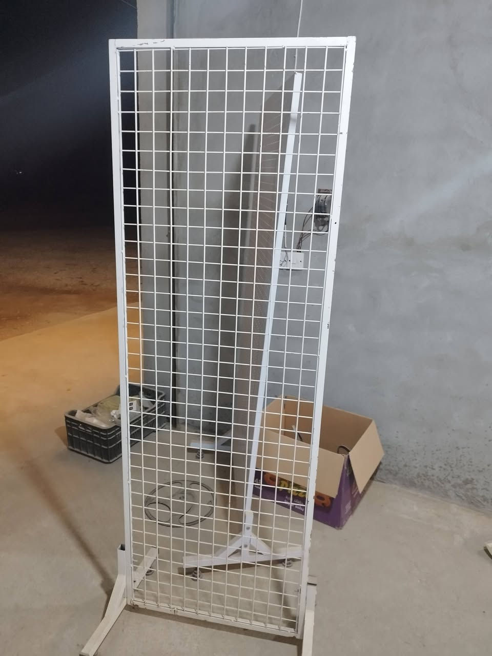 عارضات + تعلاگات جدارية + رفوف جدارية 3 متر للبيع في الحلة للأستفسار التواصل عالرقم ***********
