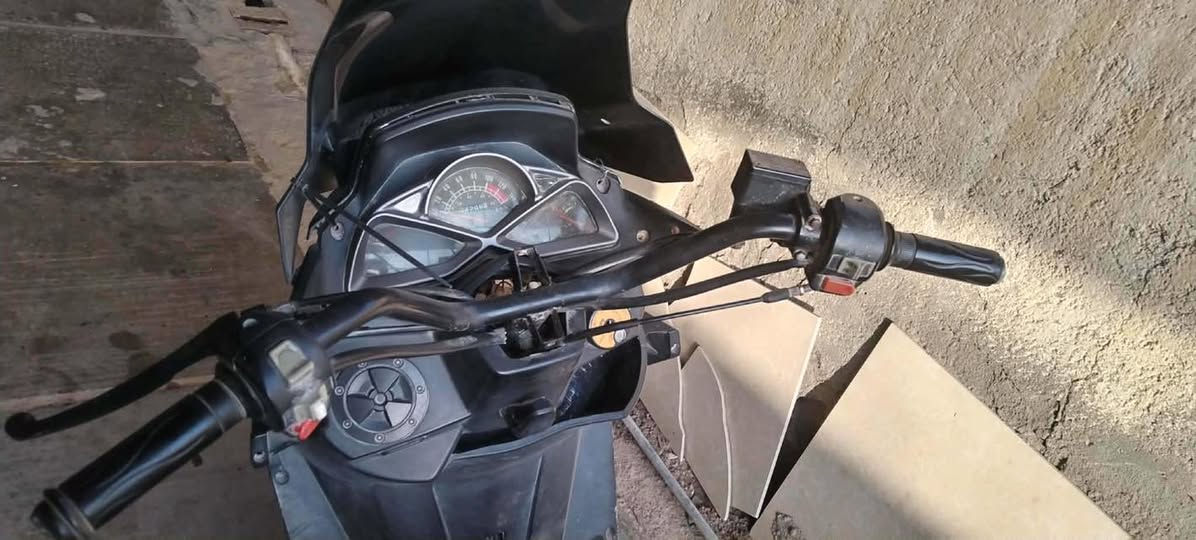 سلام عليكم سكنس للبيع
الدراجه شغاله سلف هندر  كهربائياتها كلها شغاله عوزها كفرات سعرها ٢٠٠
واتساب ***********
