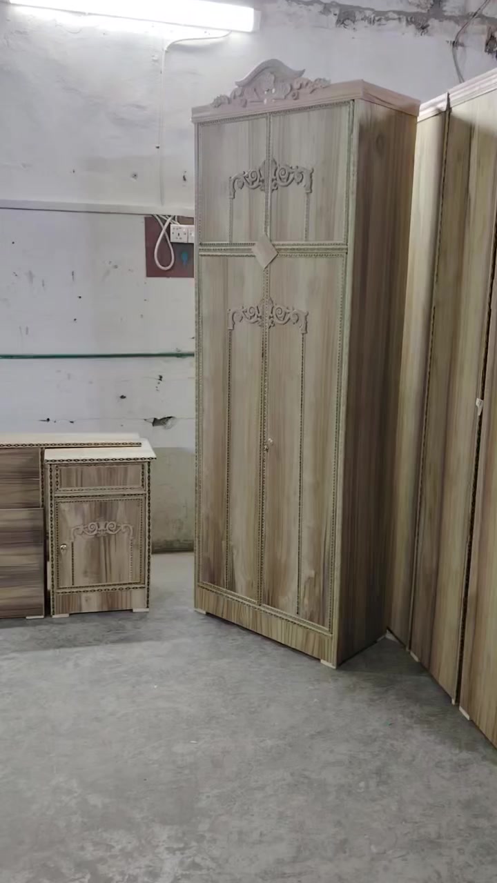 سلام عليكم نواعم شغل وصط سعر الناعمة ١٦٠  بدون ال احذية وية الحذية ١٨٥ مكان بغداد كسرة وعطش كمية محدودة تصل برقم ***********
