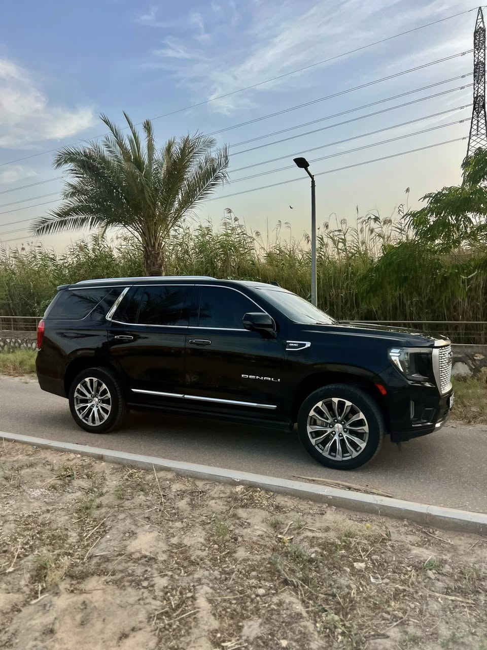 السعر 438🌹 بيع او مراوس 

( عليها رقم مميز جداً بغداد سنويه وهزه جديده بأسمي شخصياً ) 

جمسي يوكن دينالي موديل 2022
وكالة المنصور – وارد خليجي

الممشى: 110  ألف km

داخلية: أبيض أوف وايت (ملكي)
فئة دينالي فل كامل VIP – أعلى المواصفات

7 مقاعد مع كراسي منفصلة

مكينة وكير وكهرباء بحالة ممتازة بدون أي نقص

طخم تاير جديد

المحرك: 8 سلندر بنزين
المواصفات:
فتحة سقف بانوراما
داتا شو (عرض معلومات على الزجاج)
شحن لاسلكي
مرآة وسطية كاميرا
كاميرات محيطية 360 درجة
عدادات ديجيتال
بصمتين وكالة + دخول ذكي
صندوق خلفي كهربائي
ثلاجة
مقاعد كهربائية
تبريد وتدفئة وخزن للمقاعد
رادار + نظام المحافظة على المسار
إضاءة LED
تبريد خلفي منفصل
إطفاء وتشغيل ذاتي
حساسات أمامية وخلفية
إنارة ترحيبية
وبعد بيه هواي مواصفات 
معروفه ميحتاج اذكر

السياره بيه جاملغ مبدل وبنيد صبغ فقط والباقي مكفول تفحص وين ميعجبك

السياره نضيفه كلش وبدون نواقص
وبلعافيه ع الياخذها🌹

السعر 438🌹 بيع او مراوس

*********** ☎️
مكاني النجف الأشرف
