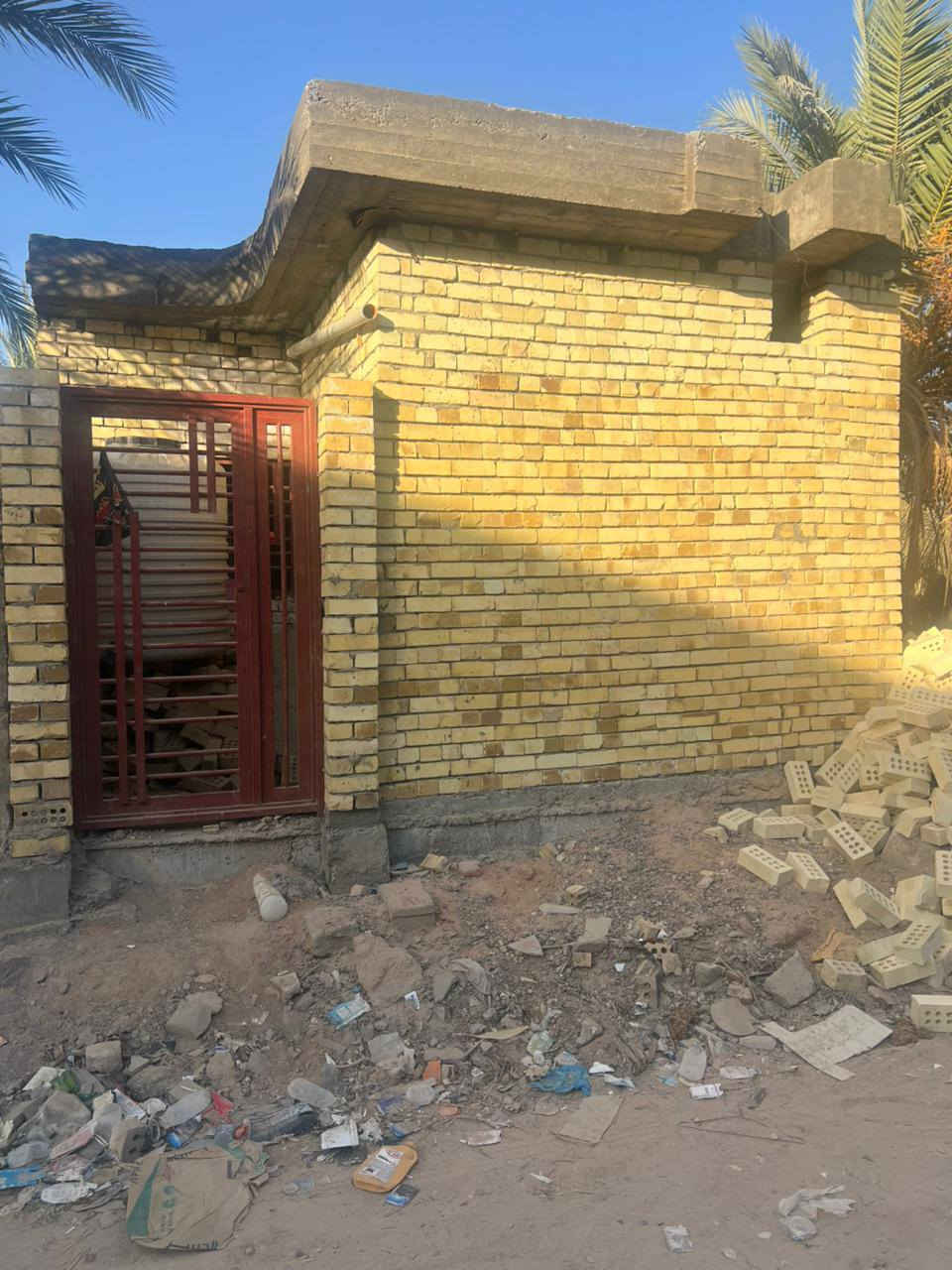 السلام عليكم يتوفر بيت هيكل للبيع المساحه 50متر طابق واحد بناء حديث في منطقه الشبانات قرب البزل الأول البيت صب رفت نوع العقار سند25 قرار محكمة عرض الشارع 8متر يحتوي البيت على غرفه نوم واستقبال وصاله ومطبخ وصحيات الاستفسار عن السعر ***********او***********
