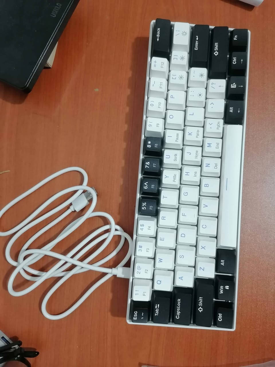 كيبورد ميكانيكي 60%
 سويج brown
بدون اضاءة تحت الأحرف، فقط اضاءة جمالية
يشتغل عن طريق كيبل type-c موصل, نينوى


**إذا كنت صاحب هذا الإعلان وتريد حذفه لأي سبب، رجاءا أرسل رسالة إلى الدعم الفني**