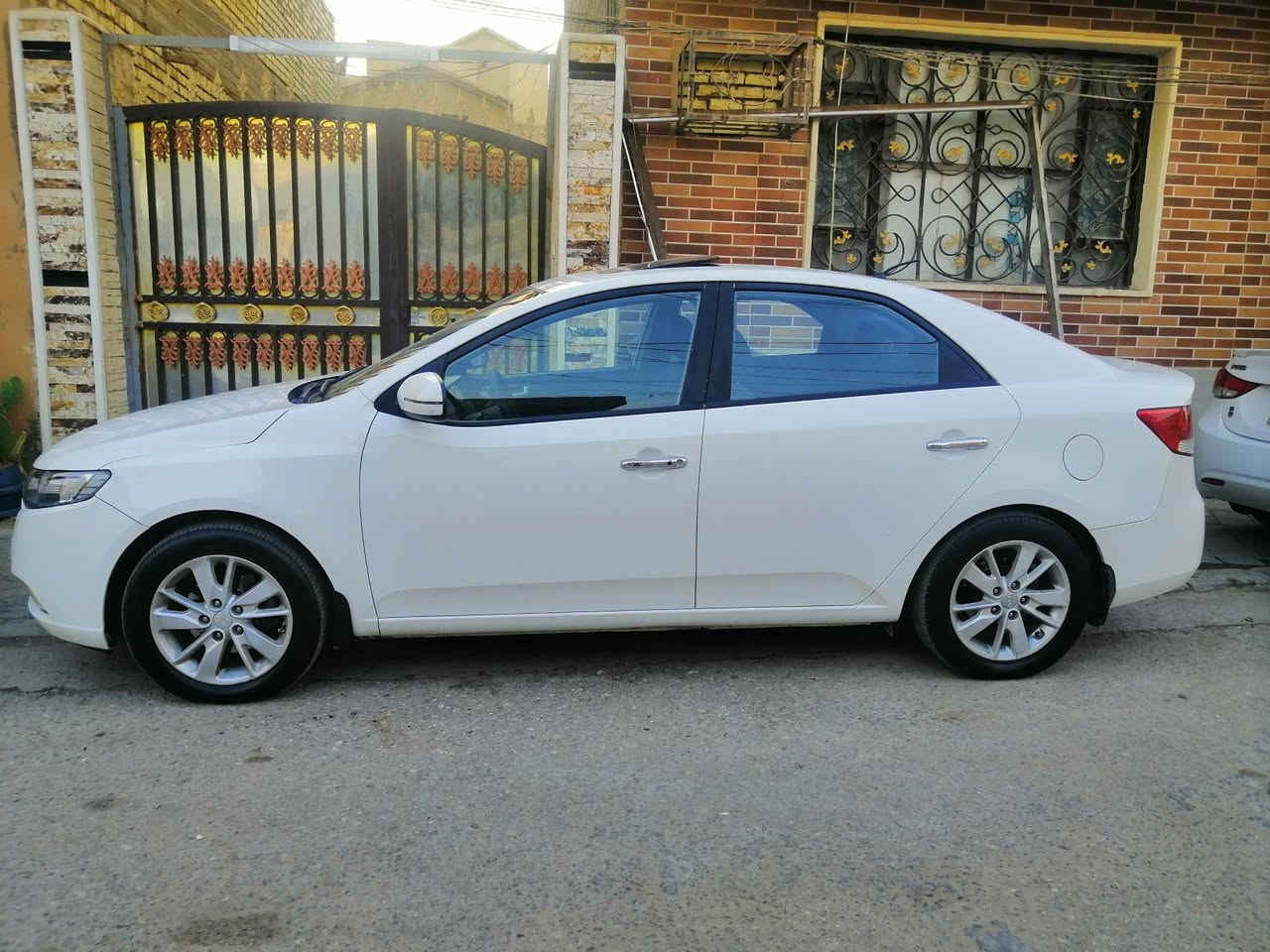 سيراتو 2012 فول مواصفات
بصمة تشغيل وابواب + 2بصمات البلادية وياهه
فتحه
فول تحكم ستيرن +شفتات
شاشة اندرويد +كاميرا دواره + داش كام
حساسات خلفية 
4 دسك +ABS
5 ويل كب
مرايا شفط + اشارة لد
محرك وكير ع وضع الشركة بدون فتح ولا تبخير
حدادية جديدة
منظومة تبريد وتدفئة جديدة
السيارة جاهزة من كل النواحي ومكفوله فقط جاملغ امامي مرخه بدون صبغ سعر ب 115$ وبيها مجال مكاني النجف
***********
