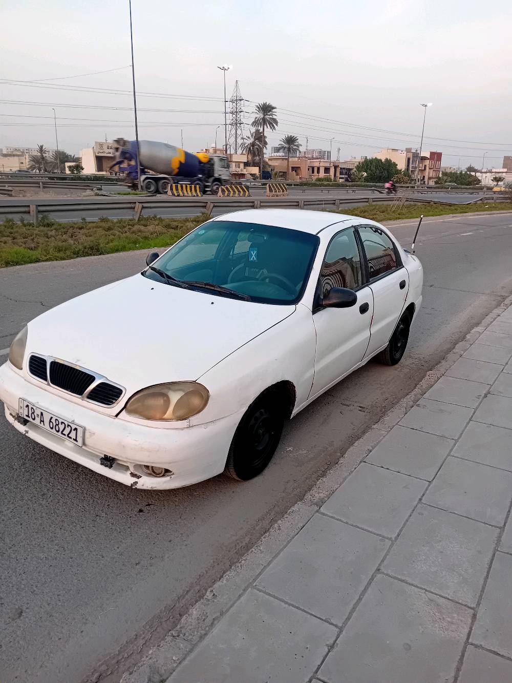 السلام عليكم للبيع دايو لانوس موديل 2000 
وارد خليجي 
رقم بابل انكليزي 
محرك 1500 مفتوح 
كير عادي 
السيارة مصبوغة عام بدون حادث 
ومحرك بي دخان من القبق فقط لان صار هواية ممبدل دهن 
عارضها ب28 ورقة وبيها مجال 
مكاني بغداد حي الجامعة 
للاتصال ***********