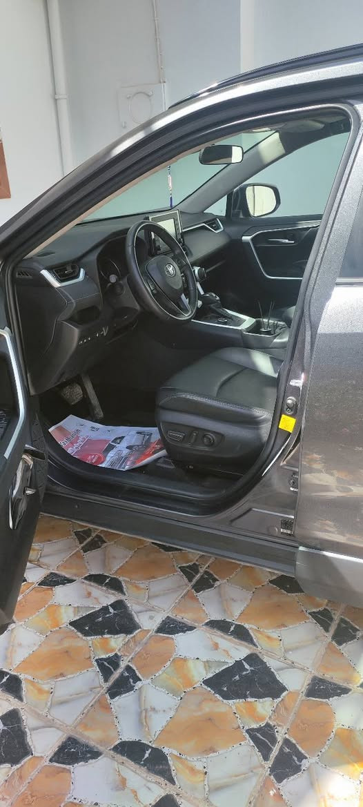 السلام عليكم ورحمه الله وبركاته 
السعر 250 وبي مجال 
راف فور 2022 هايبرد وارد امريكي Xle بريميوم ماشيه 46 الف 
السياره بأسمي وتحويل مباشر + بطاقة بنزين 
الضرر  جاملغ جهة السايق ضرر سطحي خفيف بدون دواخل وبدون ايرباك ، حافة باب السايق تعديل وكارت بمقدار اصبعين وشخط باب خلف السايق باقي كما هو  ومبين بالصور و صور الحادث موجود 
المواصفات معروفه و واضحه
فتحه سلايت 
رادار امامي وجانبي و حساسات كل الجهات 
اوتو بريك ، النقطه العمياء ، تحديد مسار 
لايت خمس عدسات و ال اي دي 
بگلايت ال اي دي ، اشاير بالمرايات
كشاف ضباب ( بلاجكتور ) 
كشنات جلد + تدفئة الكشنات و الستيرن + كشن كهرباء + ميموري خزن حركة الكشن 
ثلاث انظمة قياده تحكم ماوس ( نورمال ، ايكو ، سبورت )
هاند بريك بصمه + اوتو هولد + ايفي مود 
شاشه كبيره لمس وتحكمات تبريد وتدفئه وصوتيات وتحكمات الستيرن وتحديد السرعه والتحكم بالنظام وازرار التحكم بتدفئة المقاعد والمقود 
فرشات ارضيه بلاديه 
صندوق شفط كهربائي 
نظام التشغيل بصمه ، ابواب بصمه
تايرات جديده 
ويل كروم مميز وحلو حتى السبير ويل كروم 
مواصفات Xle برميوم معروف فول  و واضح بالصور 
السياره نظيفه وجديده وبدون عيوب او نقوصات تاخذ السياره وتفحص وين ميعجبك داخلي وخارجي وكير ومحرك ونظام الهايبرد وكهربائيات كله شرط 
مكان السياره كركوك 
***********
250 وبي مجال 
التواصل من خلال الاتصال برقمي او واتساب او مسنجر
