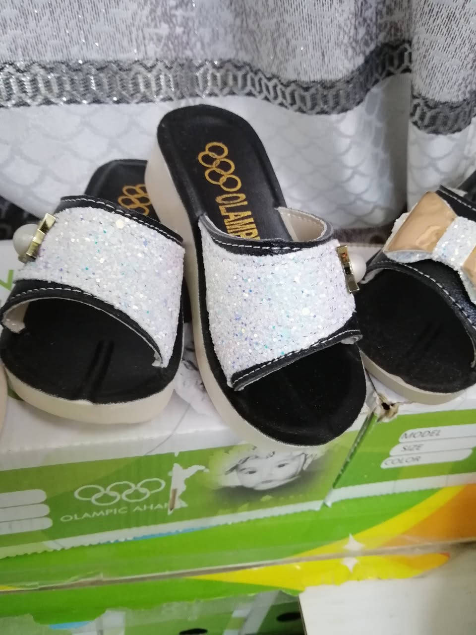 السلام عليكم تصفيه مخازن جركز وشحاطه اطفال والوان متنوعه واسعار مناسبه وكميه محدودة الكارتون 24 قطعه ب 30الف الاستفسار *********** بغداد الدوره
