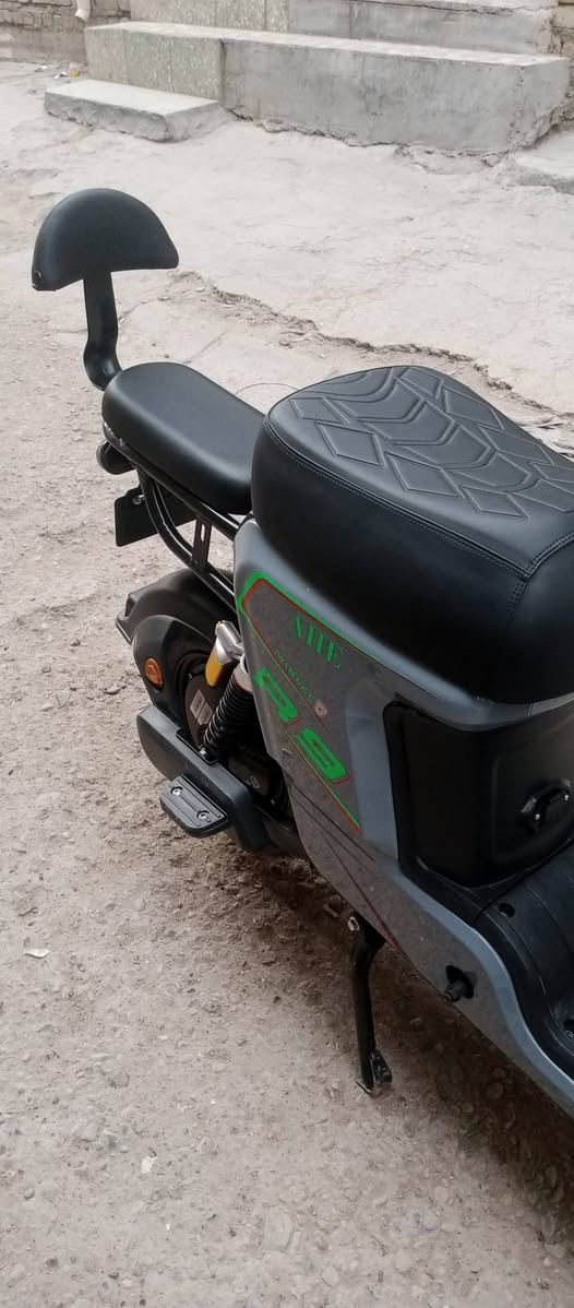 السلام عليكم للبيع دراجه شحن نوعية ار 9 شركت ونلي وبطاريات ونلي 5كبار جديده موديل 26 بعدها الدراجه استخدام سبوعين بعدها ماماشيه بس980 كيلو  حيل نضيفه دبل اشاره ولايت زنون عالي ناصي هورن اشاير يمنه يسره  اربع نمر نضام البارك والرجوع للخلف سرعه 110 مكاني بغداد جديده سعر 475 وبيها مجال ***********واتساب.

