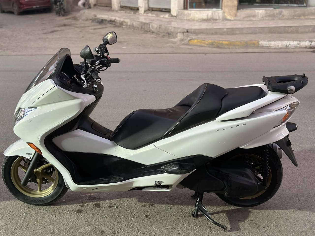 سلام عليكم درجه 10/0 البيع دراجه مكفوله كفاله عامه من كلشي سعر خاص  عنوان بغداد ساحت عدن رقم ***********
