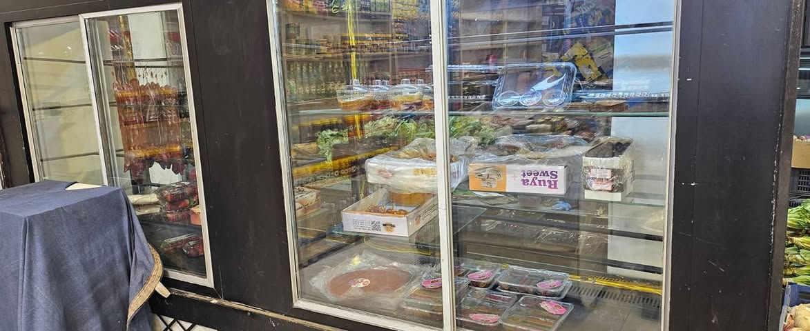 السلام عليكم
براد العرض 3متر والطول 2متر  دبل ماطور تبريدها خير من الله.  معروضه بمليون
بغداد حي القاهره
***********
